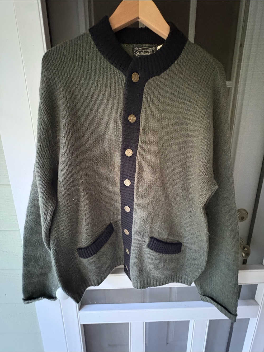 Vintage
100% imported Shetland Wool olive green cardigan